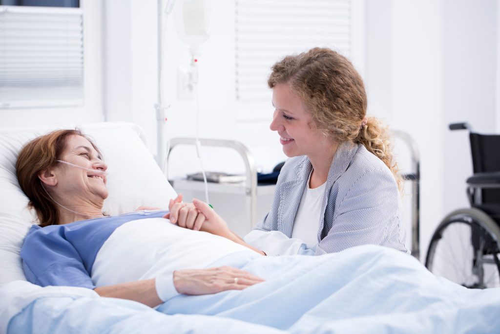 Un medico utilizza un algoritmo di intelligenza artificiale per identificare pazienti terminali bisognosi di cure palliative personalizzate.